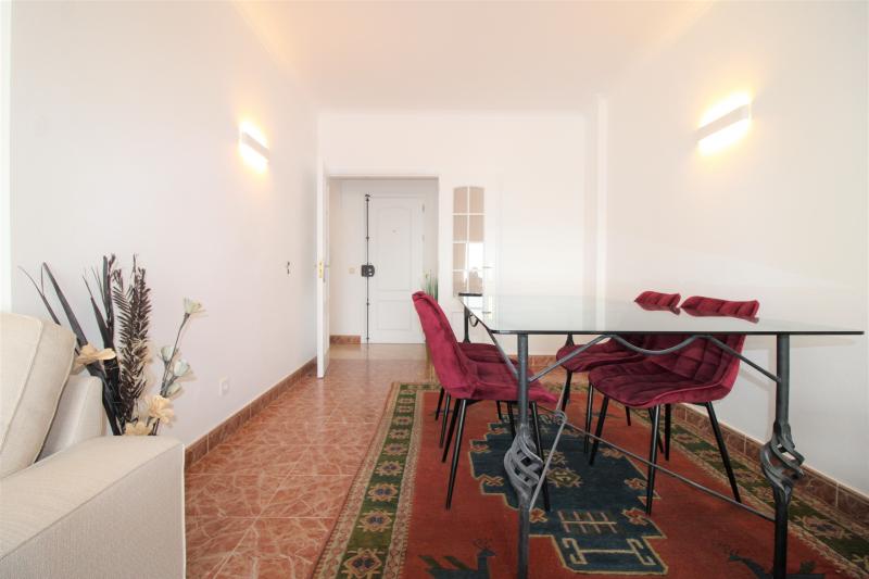 Santo Amaro Market T2 with sea view  (AB) - Annual let