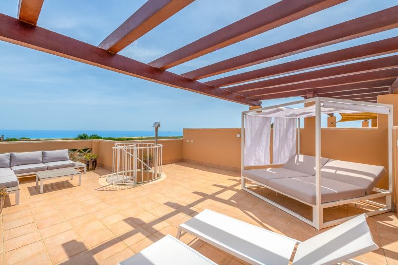 Vista Baia, Meia Praia beach, Roof Terrace with Amazing Sea Views (2A)