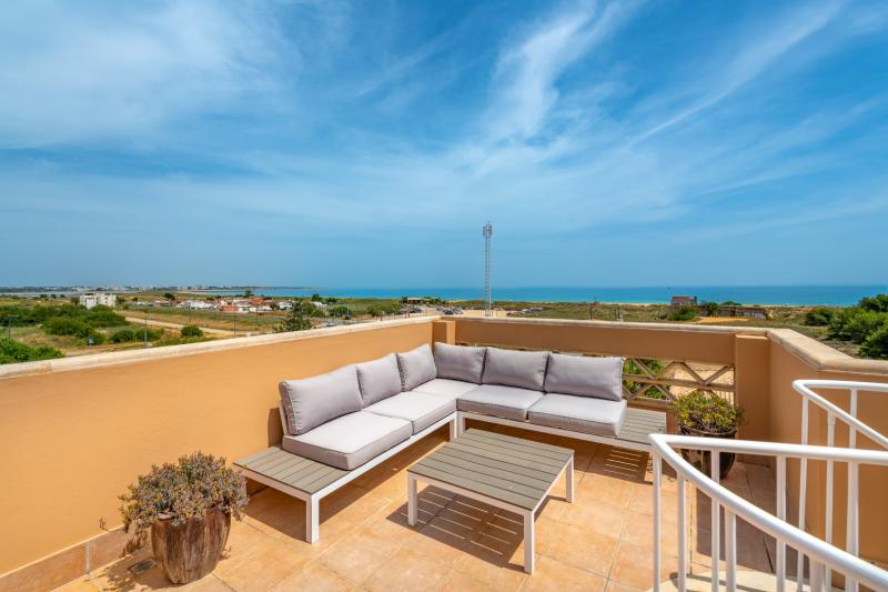 Vista Baia, Meia Praia beach, Roof Terrace with Amazing Sea Views (2A)