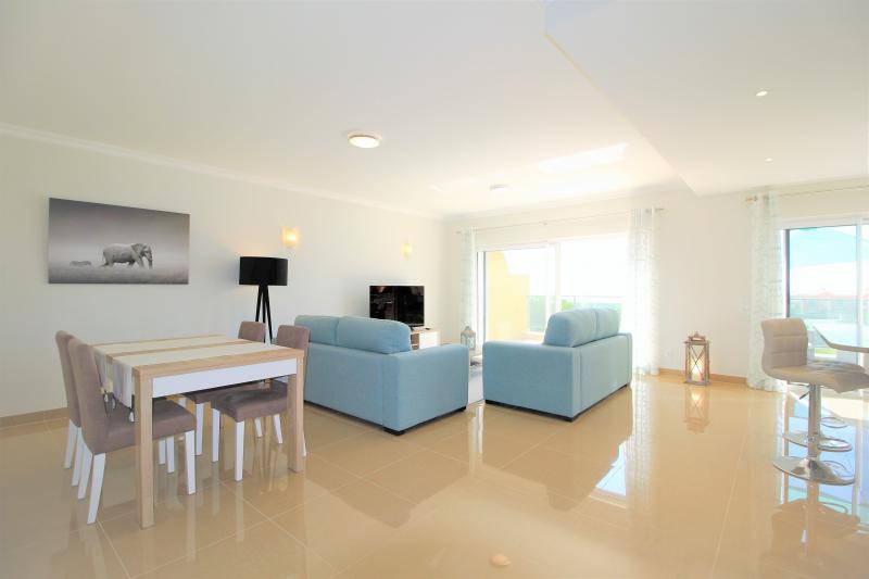 Boavista Bayviews luxury apartment w/ free heated pool & spa access (PHC-G7)