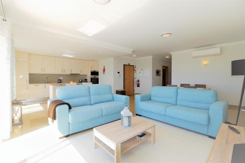 Boavista Bayviews luxury apartment w/ free heated pool & spa access (PHC-G7)