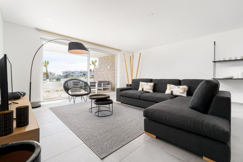 Cliff View luxury apartment - Lote 99 Block A