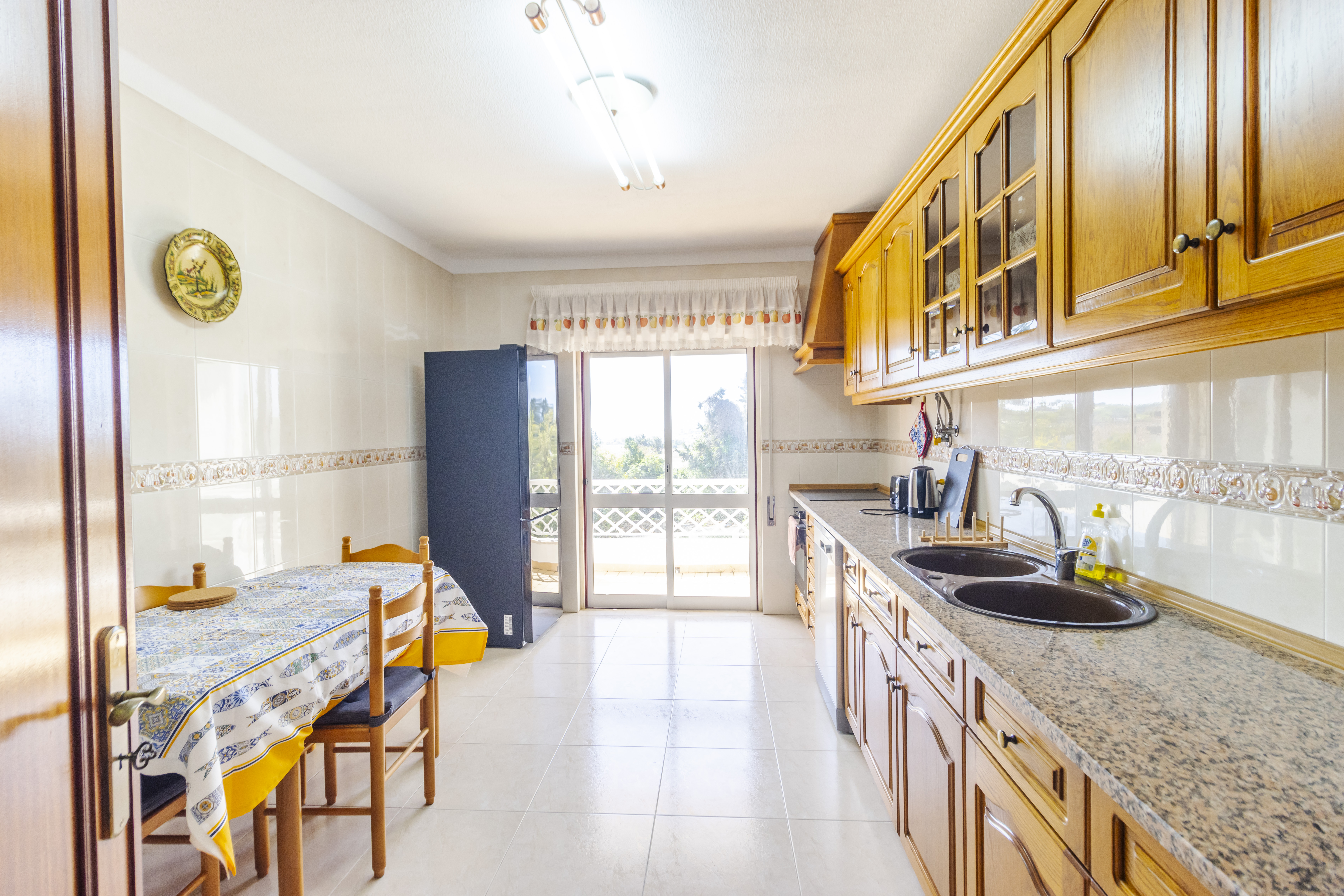 Very spacious 3 bedroom apartment (RS) - Annual Let