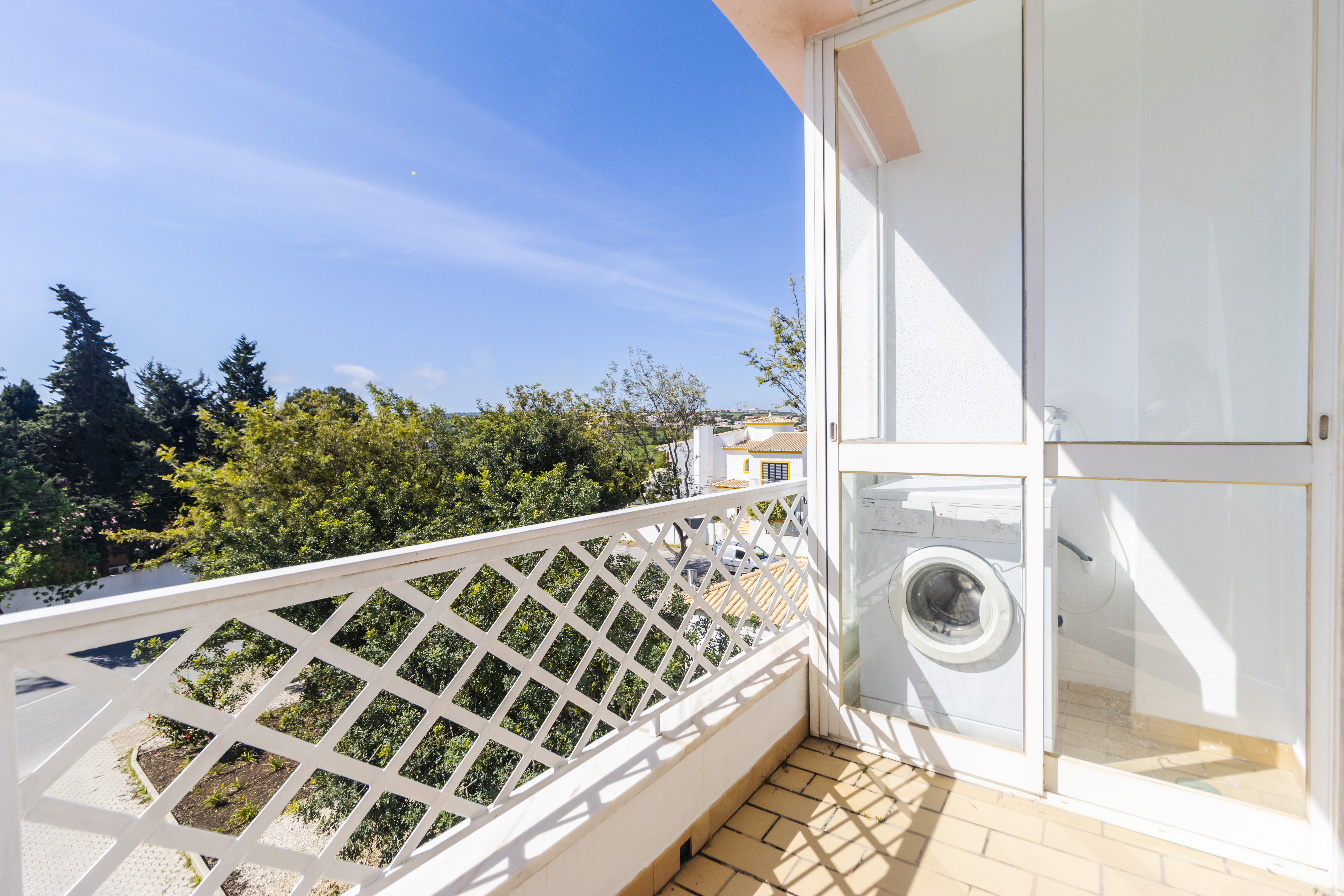 Very spacious 3 bedroom apartment (RS) - Annual Let