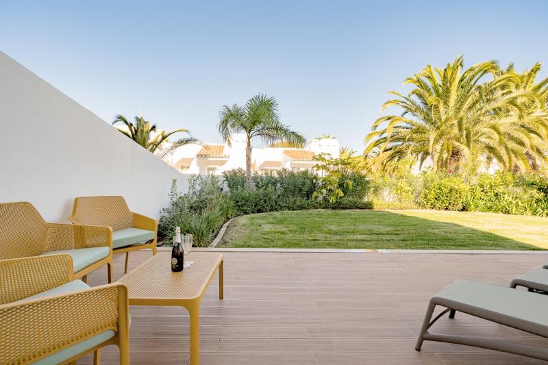 Ancora ultramodern garden apartment (SK R/C-C)