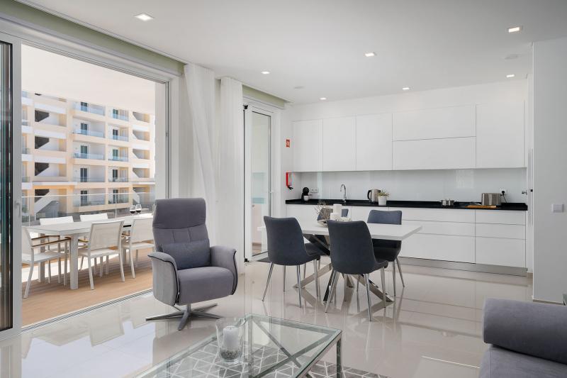 Fresh and stylish Lagos apartment, Adega 7-2B