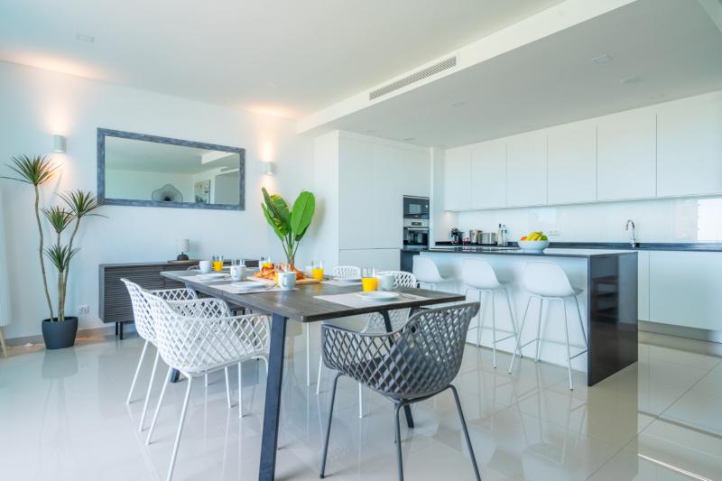 The Heart of Lagos, Adega luxury 2-2A