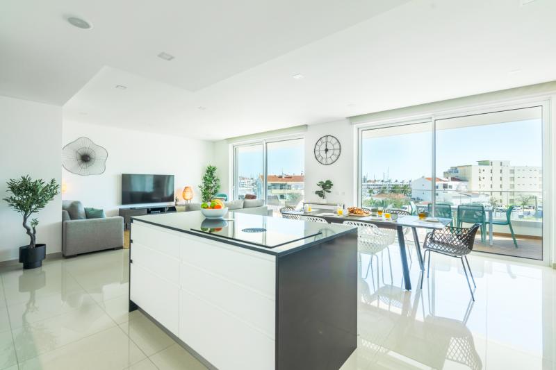 The Heart of Lagos, Adega luxury 2-2A