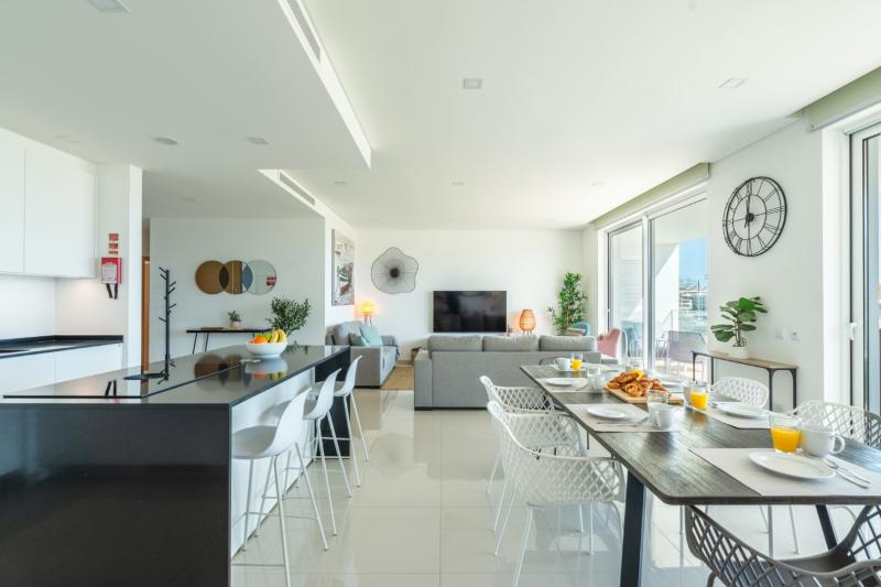 The Heart of Lagos, Adega luxury 2-2A