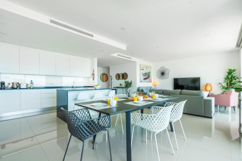 The Heart of Lagos, Adega luxury 2-2A