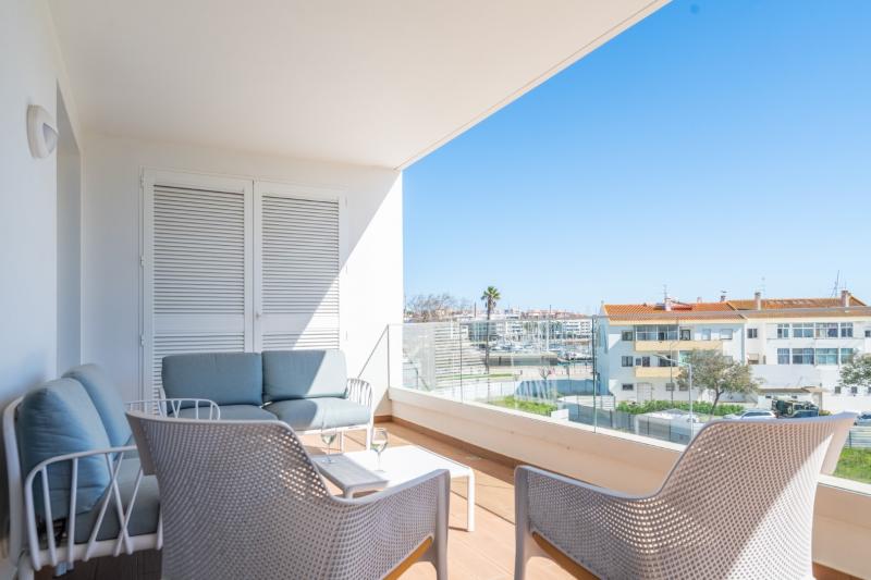 The Heart of Lagos, Adega luxury 2-2A