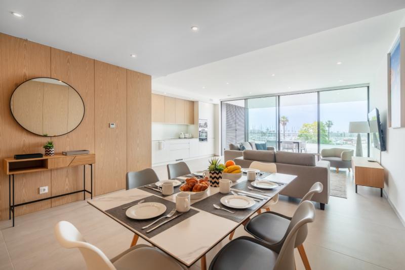 Designer Marina View Apartment (CS 4-2B)