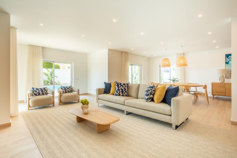 Tropical Beach Villa by Blue Diamond (21)