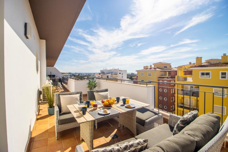 Quinta das Palmeiras 1-bedroom penthouse apartment lt.9 (JC)