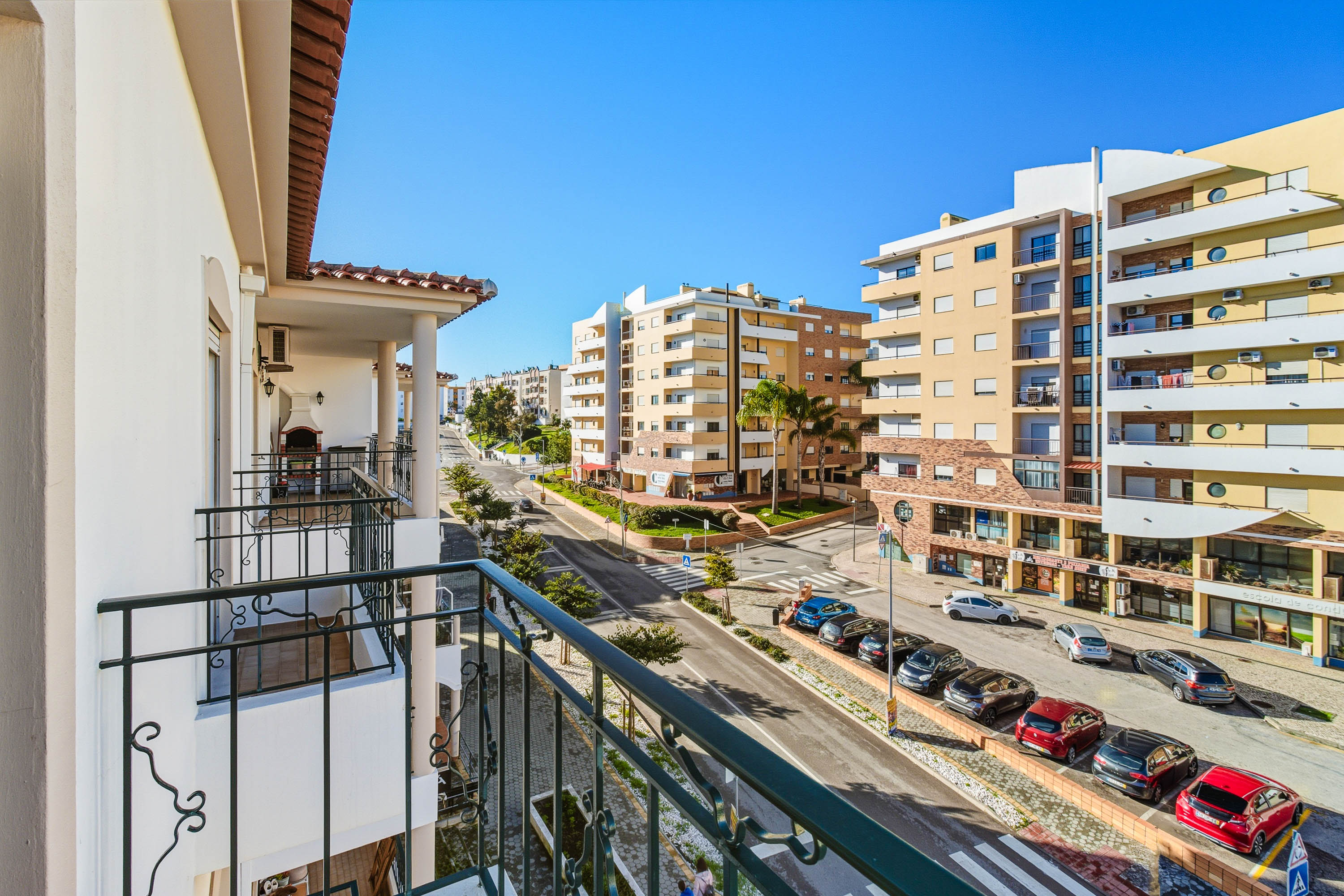 Stylish 3 bedrooms apartment with garage (PJ) - Annual Let