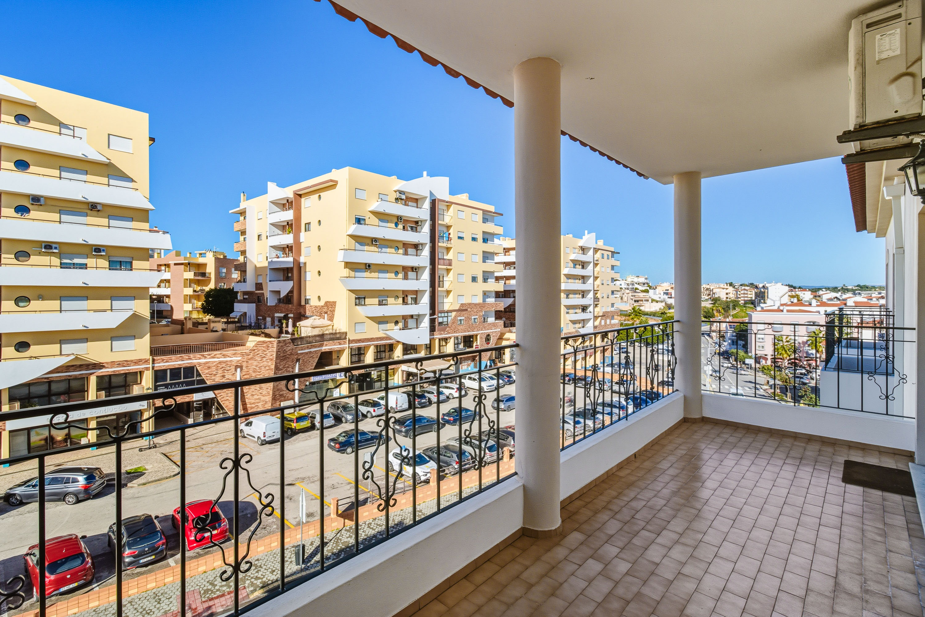 Stylish 3 bedrooms apartment with garage (PJ) - Annual Let