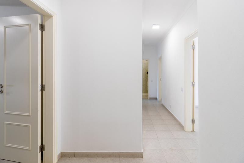 Spacious Unfurnished apartment in great location (RO) - Annual Let(NM)
