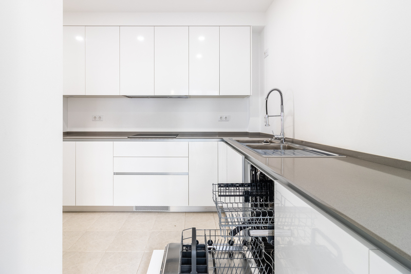 Spacious Unfurnished apartment in great location (RO) - Annual Let(NM)