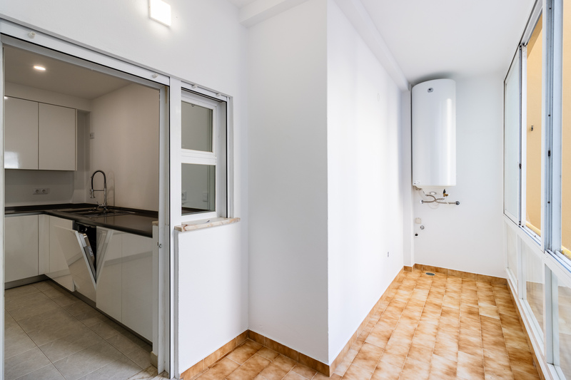 Spacious Unfurnished apartment in great location (RO) - Annual Let(NM)