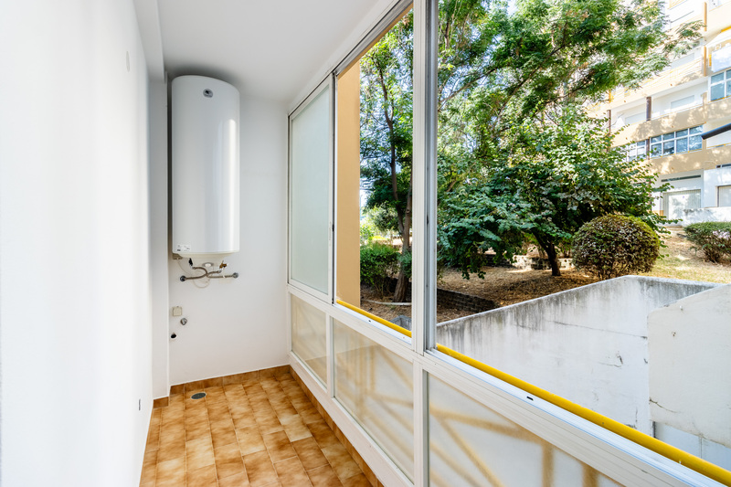 Spacious Unfurnished apartment in great location (RO) - Annual Let(NM)